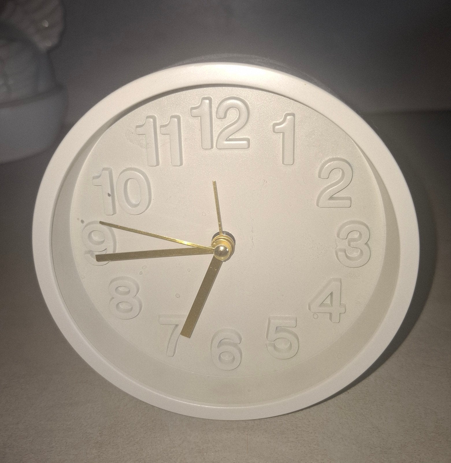 Kleine ecru ronde klok met goudkleurige wijzers, Ophalen of Verzenden, Zo goed als nieuw, Beige