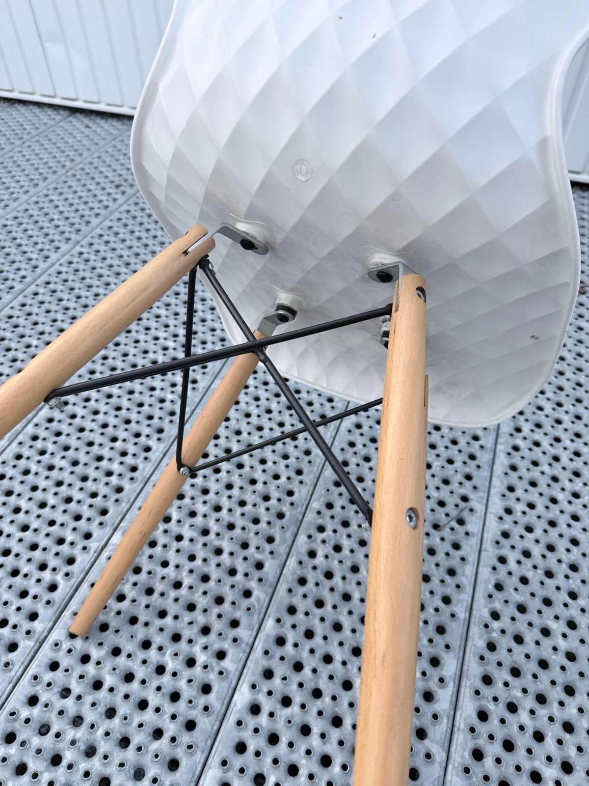 Witte kuipstoel met houten poten, Ophalen, Gebruikt, Wit, Eén