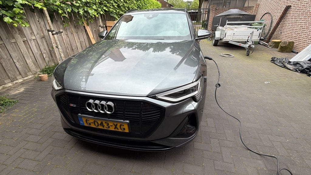 Audi e-tron 50 Quattro 313pk 2019 Grijs  audio installatie, Auto's, Audi, Automaat, 1800 kg, Zwart, 124 €/maand