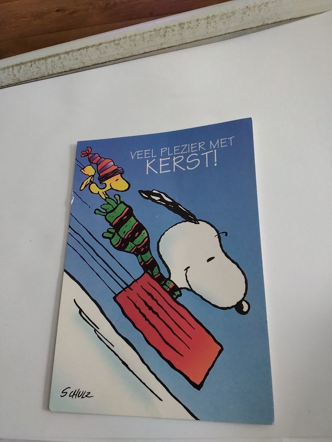 Snoopy Kerstkaart 1993 - Veel plezier met Kerst!, Ophalen of Verzenden, 1980 tot heden, Gelopen, Feest(dag)