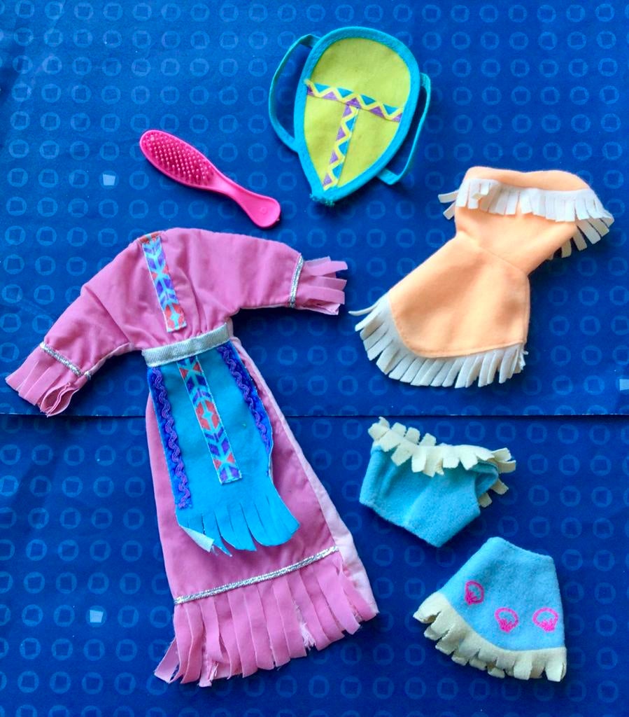 Barbie Disney Pocahontas outfits, samen €1,50, Ophalen of Verzenden, Gebruikt, Kleertjes