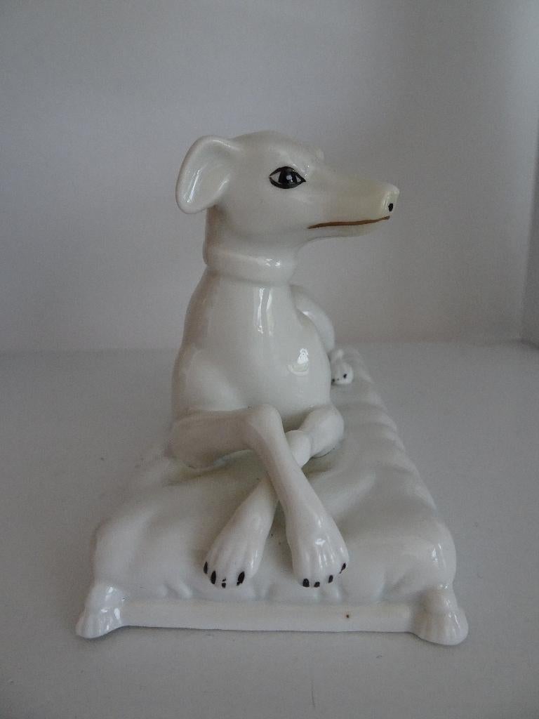 Wit porseleinen Italiaans windhondje Whippet op kussen, Ophalen of Verzenden