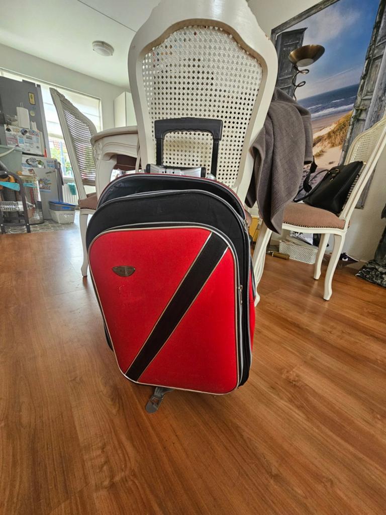 Kleine rode koffer met wieltjes en uitschuifbare handgreep, Ophalen, Wieltjes, Gebruikt, Minder dan 50 cm