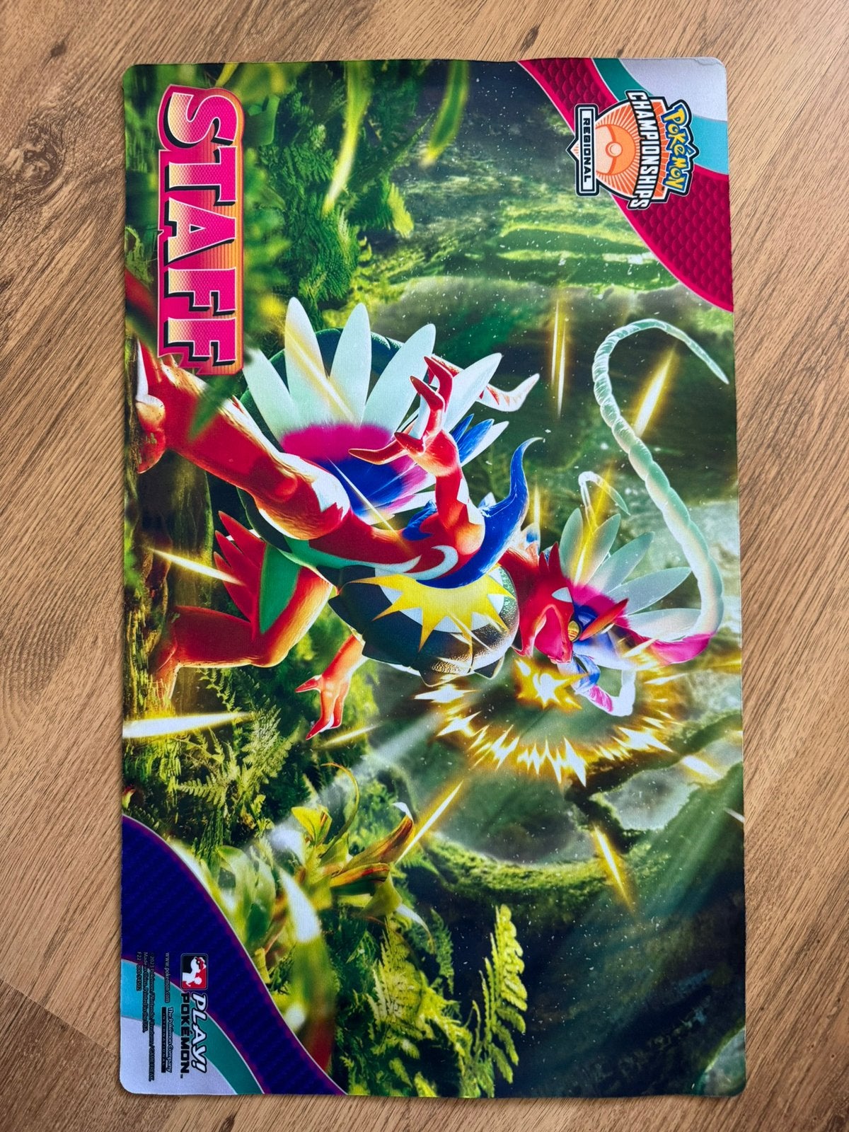 Regionals 2023 "Koraidon" STAFF Playmat // Nieuw en Mint, Ophalen of Verzenden, Nieuw, Overige typen