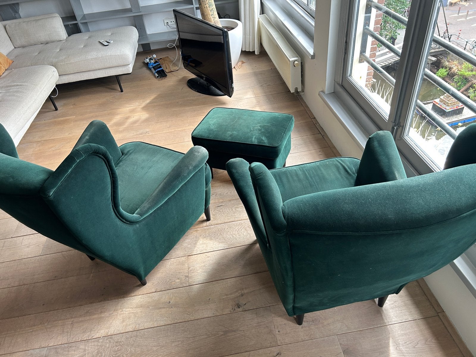 Twee Ikea groene velours stoelen met voetenbankje, Ophalen of Verzenden, Gebruikt, Stof, 75 tot 100 cm