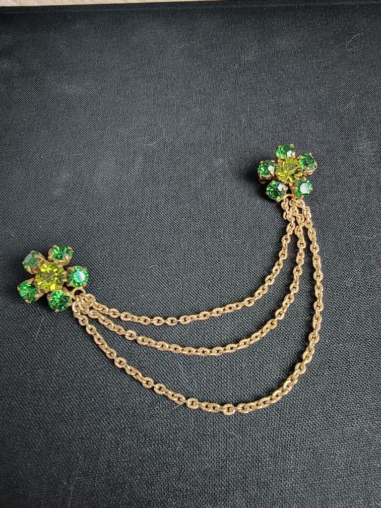 Vintage Broche met Groene Strass en Goudkleurige Kettingen, Overige materialen, Gebruikt, Ophalen of Verzenden, Groen