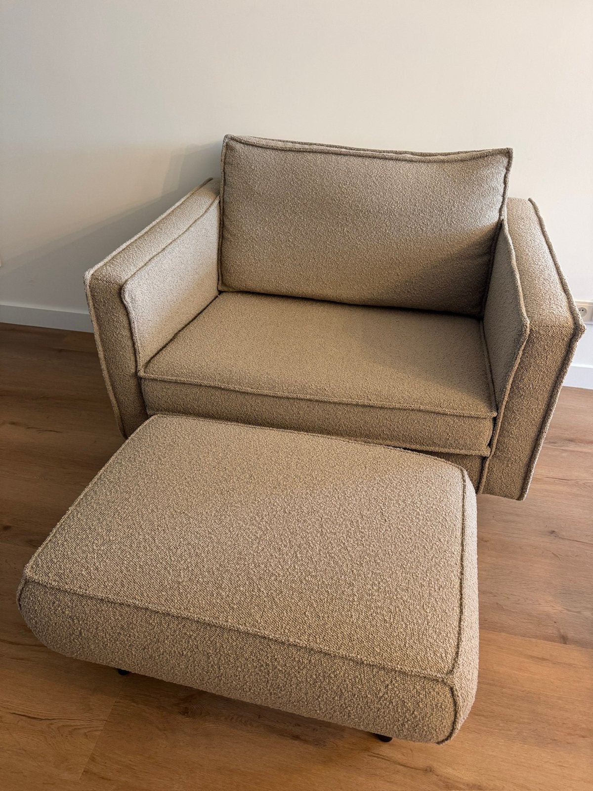 Beige bouclé fauteuil met hocker, Huis en Inrichting, Ophalen, 75 tot 100 cm, Zo goed als nieuw, 100 tot 125 cm