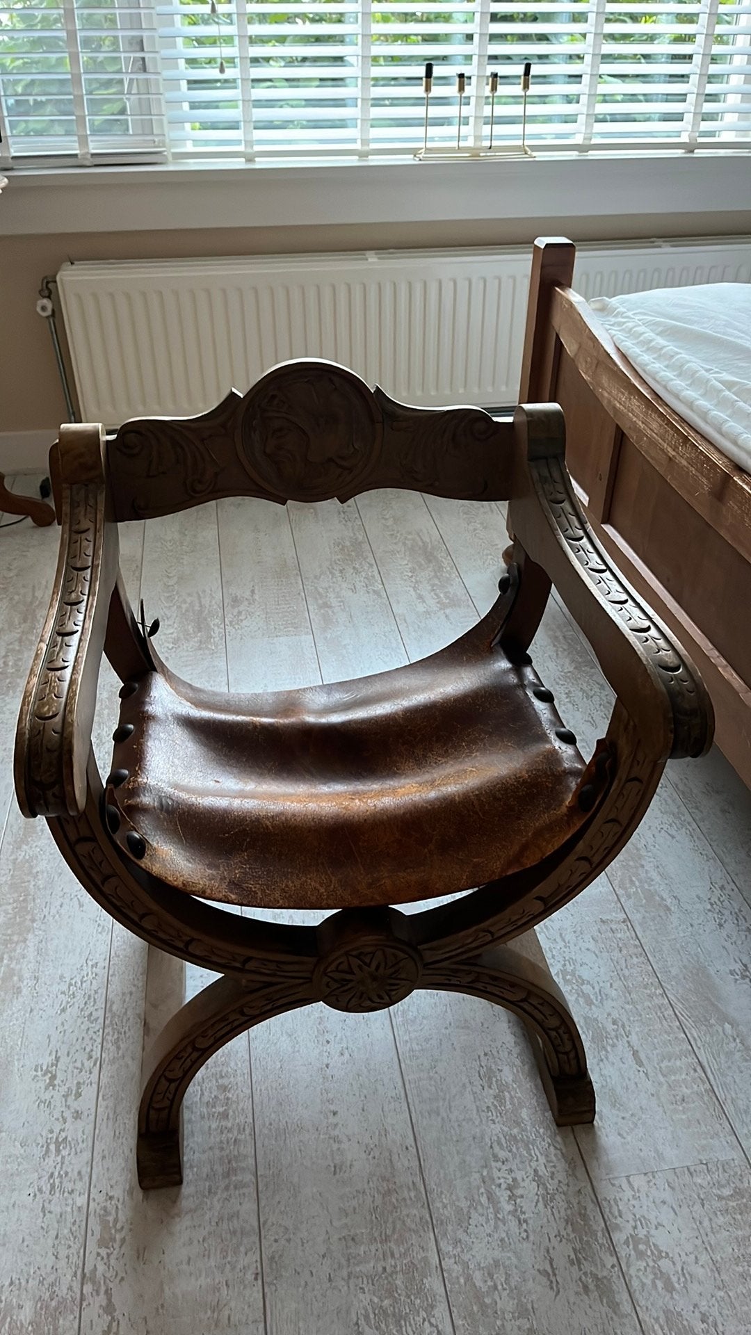 Antieke dagobert stoel, Ophalen