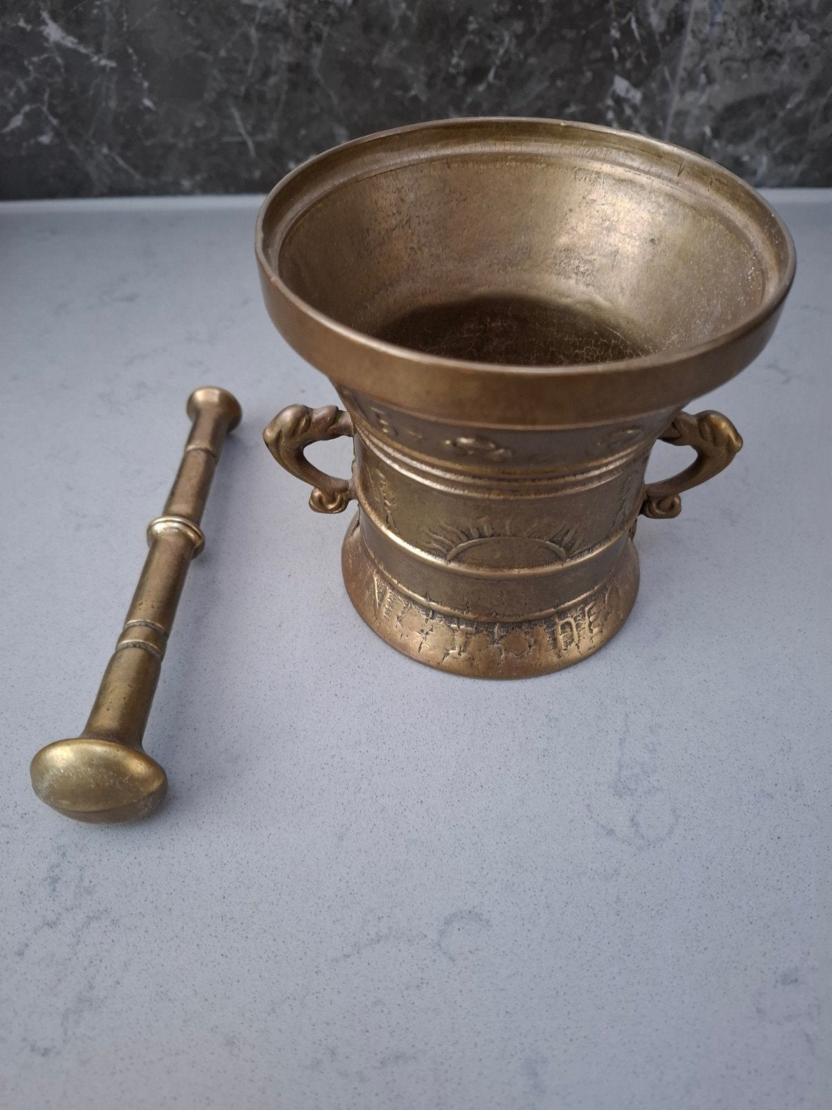 Antieke bronzen vijzel met stamper, gedetailleerd, Ophalen of Verzenden