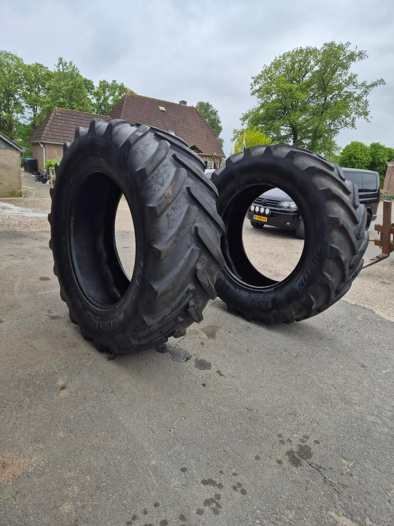 Twee gebruikte tractorbanden 650/65 R42, Zakelijke goederen, Agrarisch | Onderdelen | Banden, Velgen en Assen, Ophalen of Verzenden