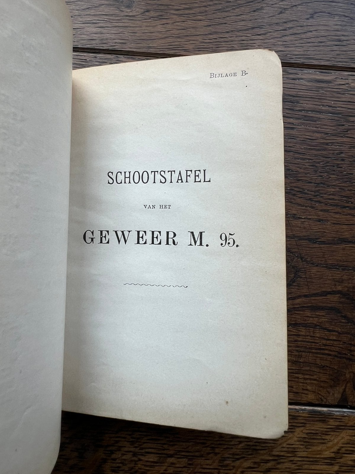 Nederlands mobilisatie voorschrift geweer m95 hembrug, Verzamelen, Militaria | Tweede Wereldoorlog, Verzenden, Nederland, Embleem of Badge