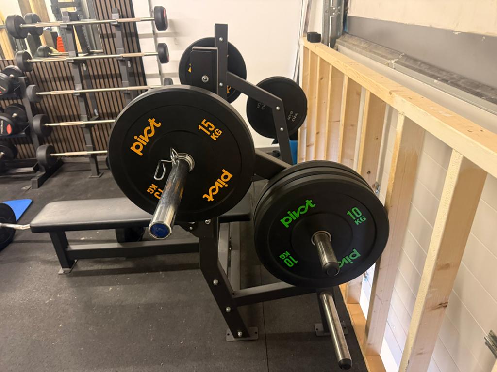 Fitnessbank met halterstang en gewichten bieden!, Ophalen, Gebruikt, Borst, Fitnessbank