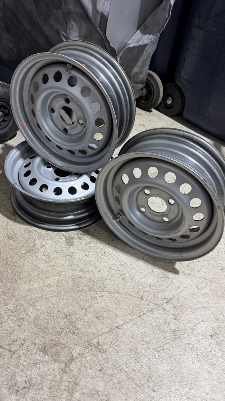 3 Velgen 4,5Jx13" met ventielen en 4 wieldoppen voor Hobby, Auto diversen, Wieldoppen, Ophalen, Gebruikt