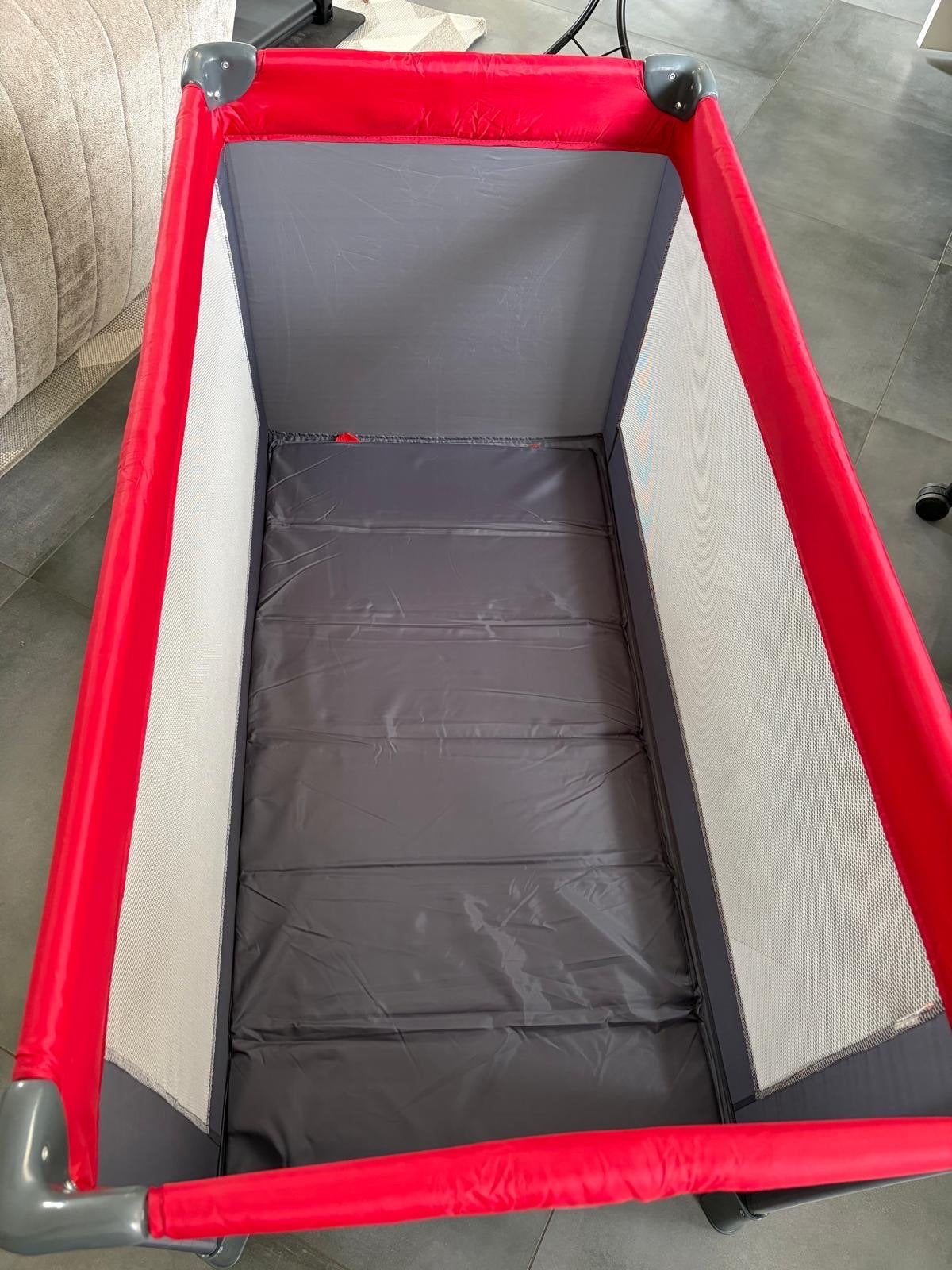 Campingbedje Qute Q-sleep - Rood/Grijs - Inklapbaar, Kinderen en Baby's, Kinderkamer | Bedden, Ophalen, 70 tot 85 cm, 140 tot 160 cm