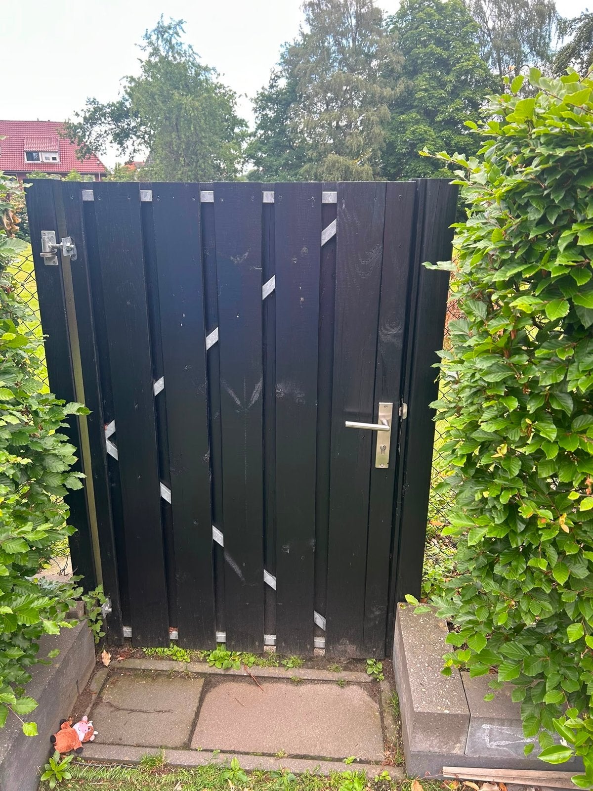 Zwart gebeitste houten poort met slot en palen, Ophalen, Met poort, Gebruikt, Tuinhek