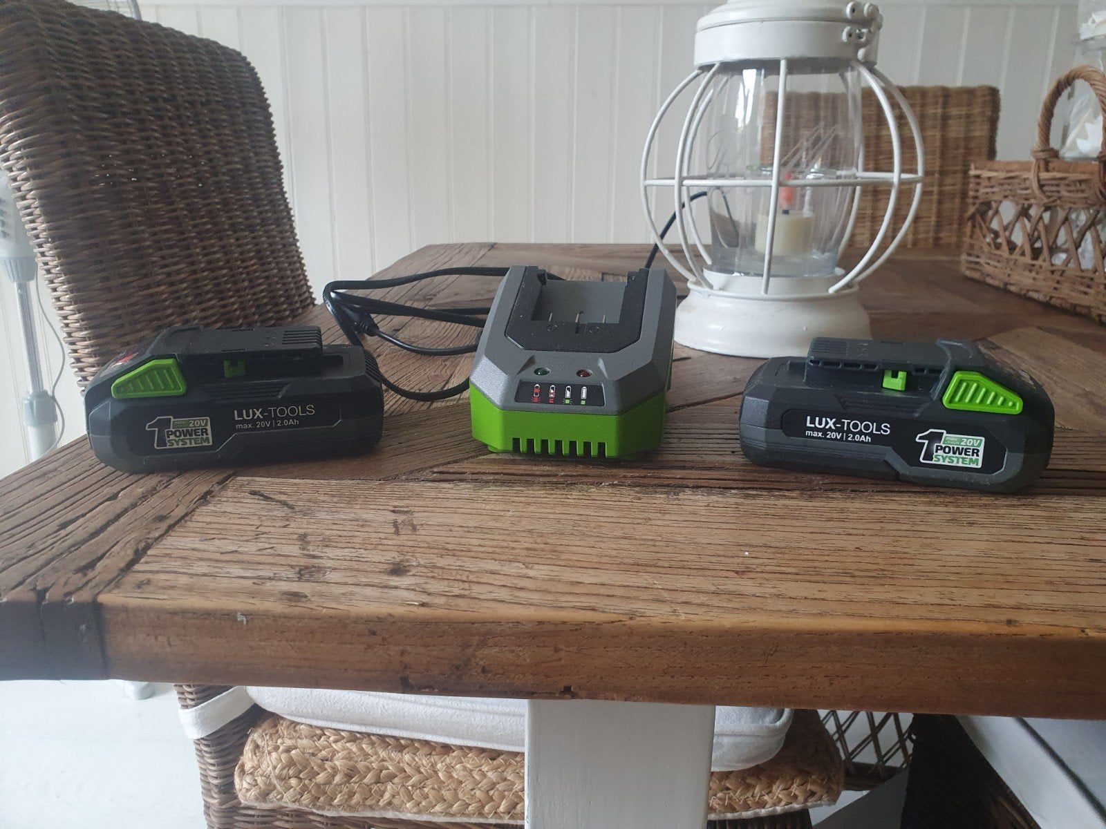 lux oplader met 2 batterijen 2 ah voor lux tuin gereedschap, Tuin en Terras, Hand-tuingereedschap, Ophalen of Verzenden, Zo goed als nieuw
