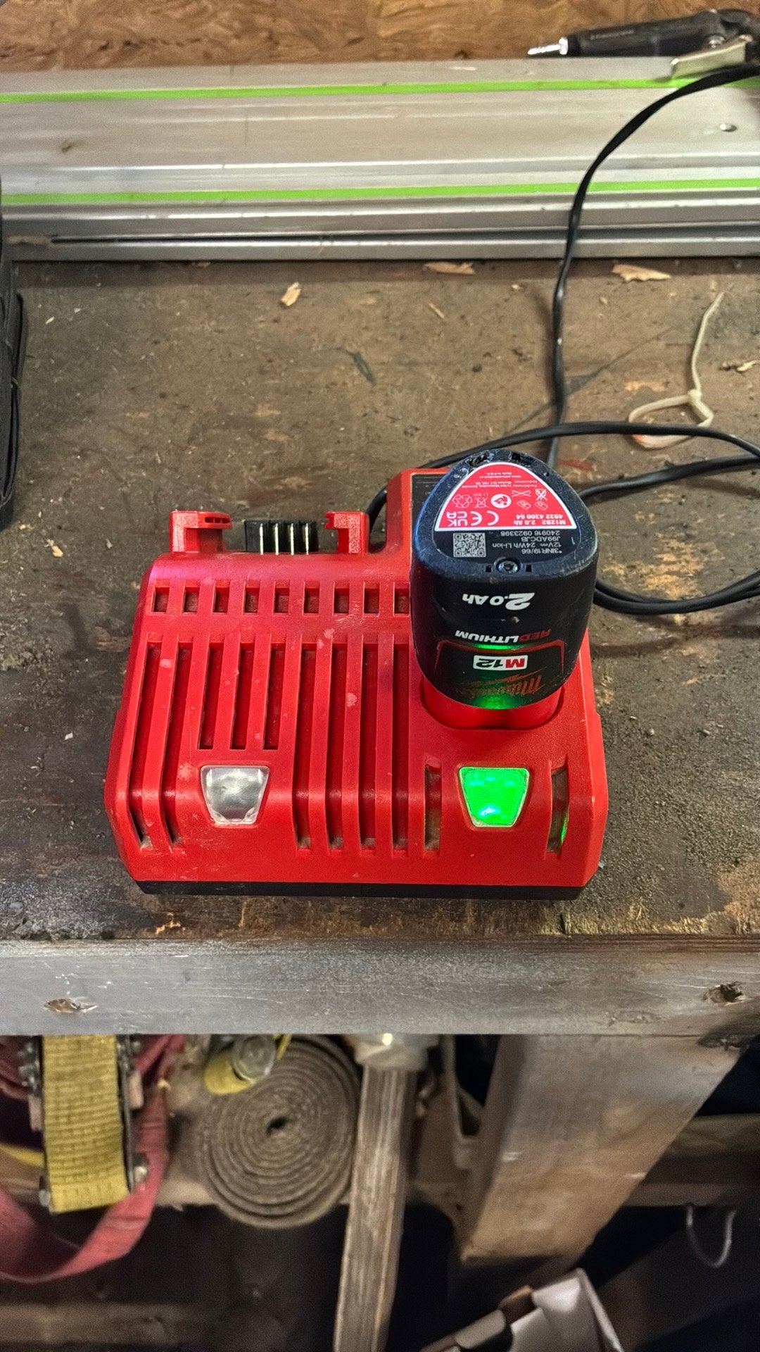 Milwaukee 12v 2ah accu met lader, Ophalen of Verzenden, Zo goed als nieuw
