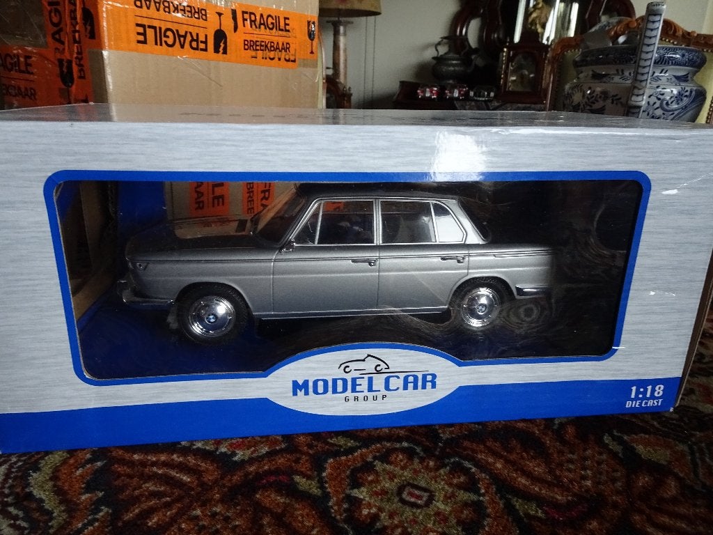 zeer mooie B M W 2000 TILUX MCG 1;18 IN DOOS  NR1, Hobby en Vrije tijd, Modelauto's | 1:18, Ophalen of Verzenden, Zo goed als nieuw