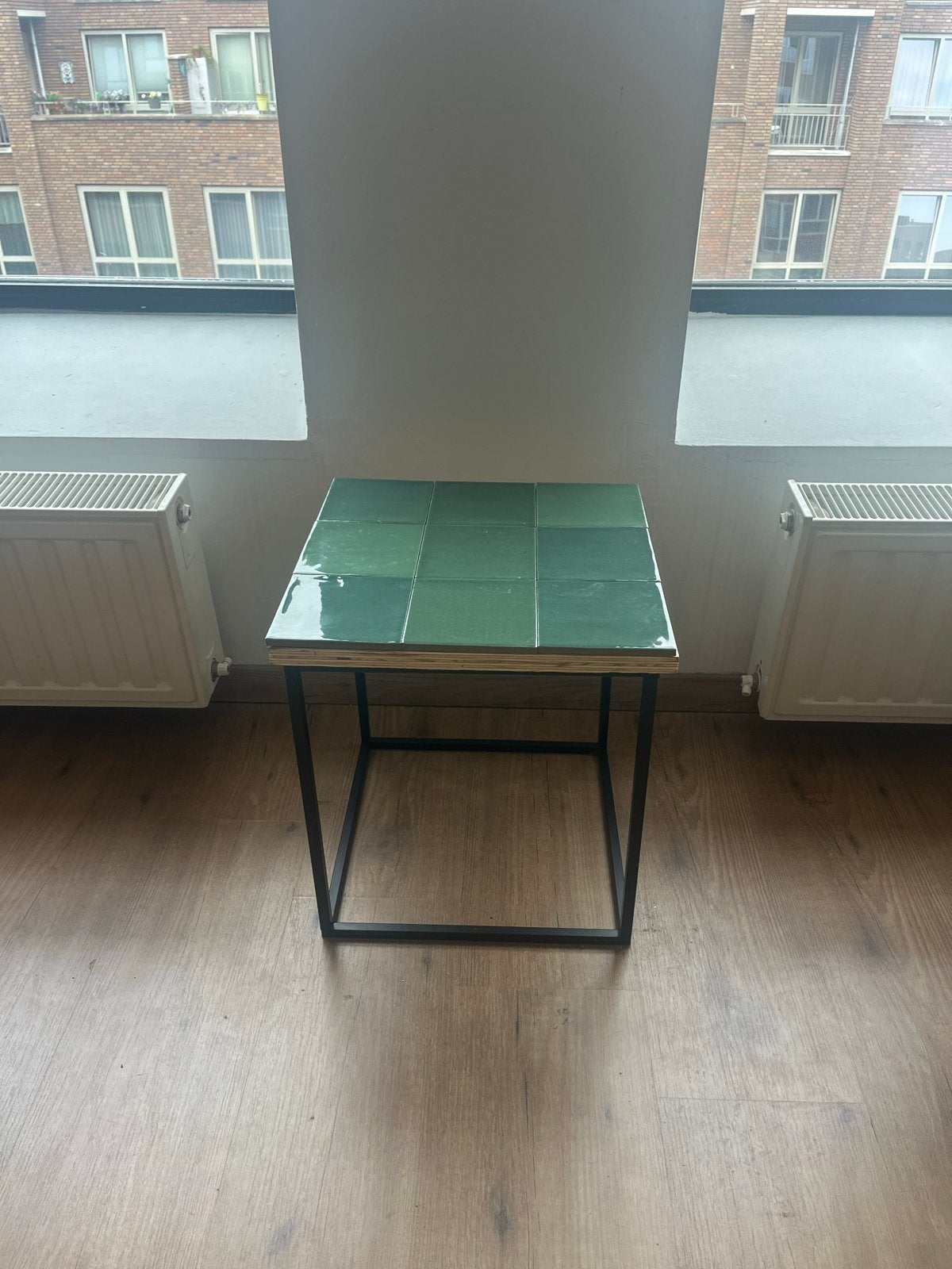 Bijzettafel met groene tegels - nieuw en handgemaakt, Ophalen, Minder dan 55 cm, Vierkant, Zo goed als nieuw