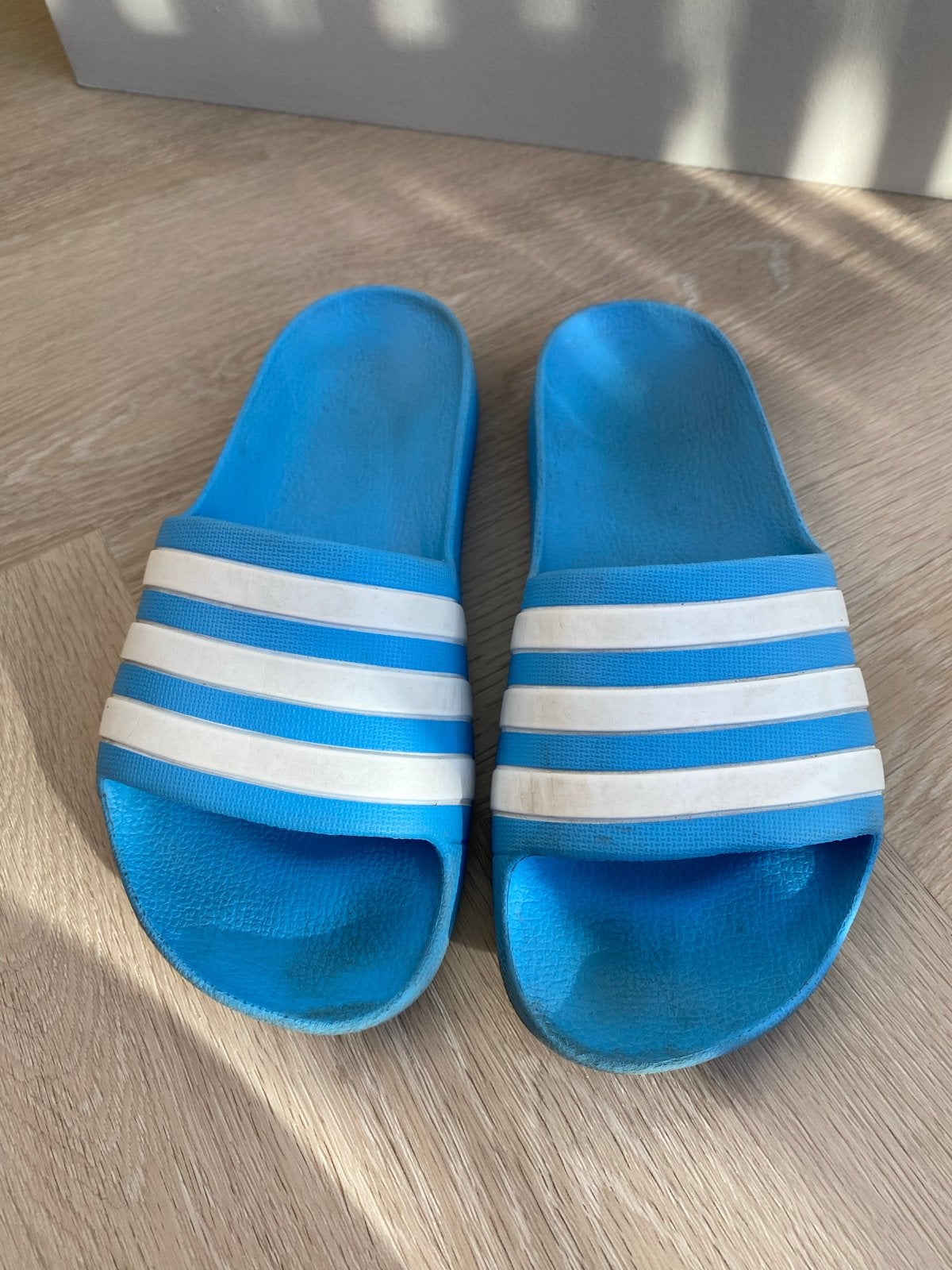 Adidas Adilette slippers blauw wit - Maat 35, Gebruikt, Jongen of Meisje, Overige typen, Ophalen of Verzenden