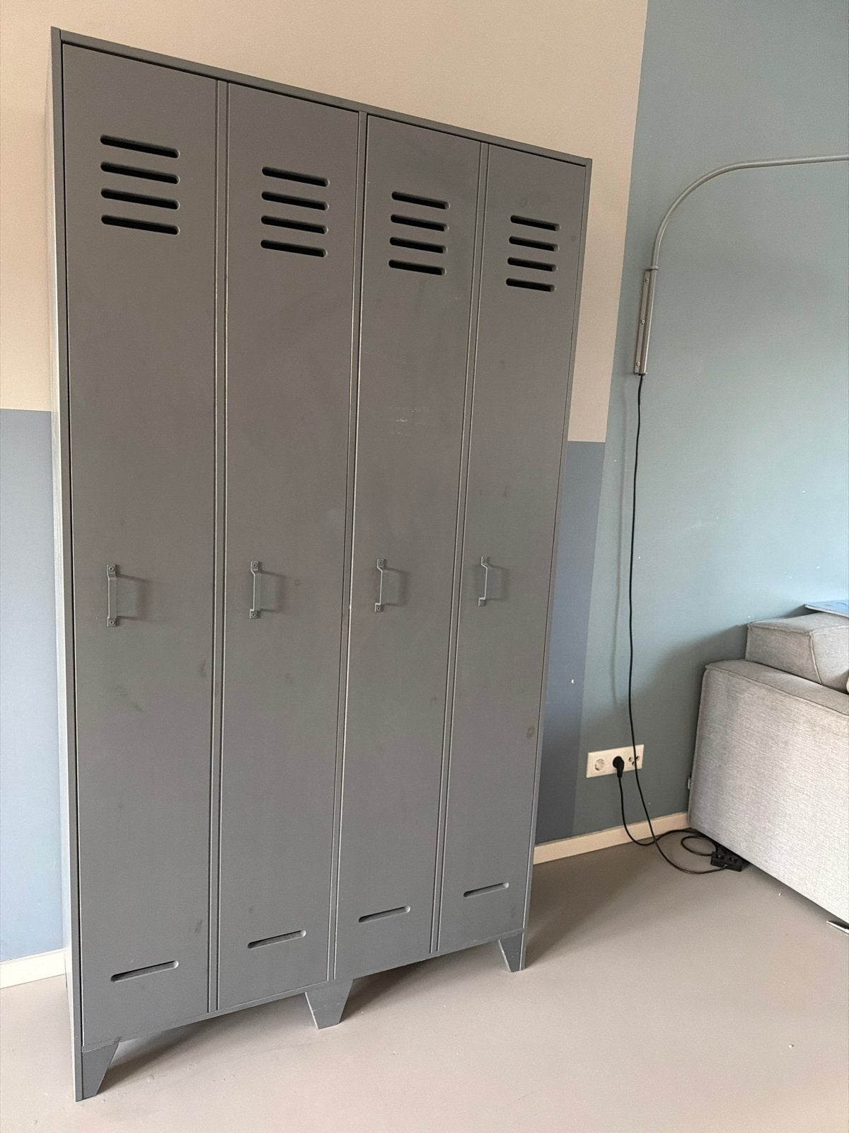 Grijze houten lockerkast met 2 deuren - Industrieel design, Ophalen of Verzenden, Zo goed als nieuw