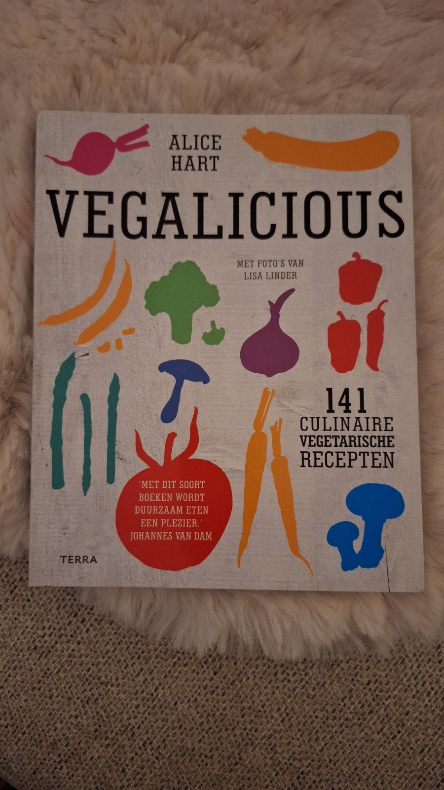 Vegalicious - 141 culinaire vegetarische recepten, Boeken, Ophalen of Verzenden, Zo goed als nieuw, Alice Hart, Gezond koken
