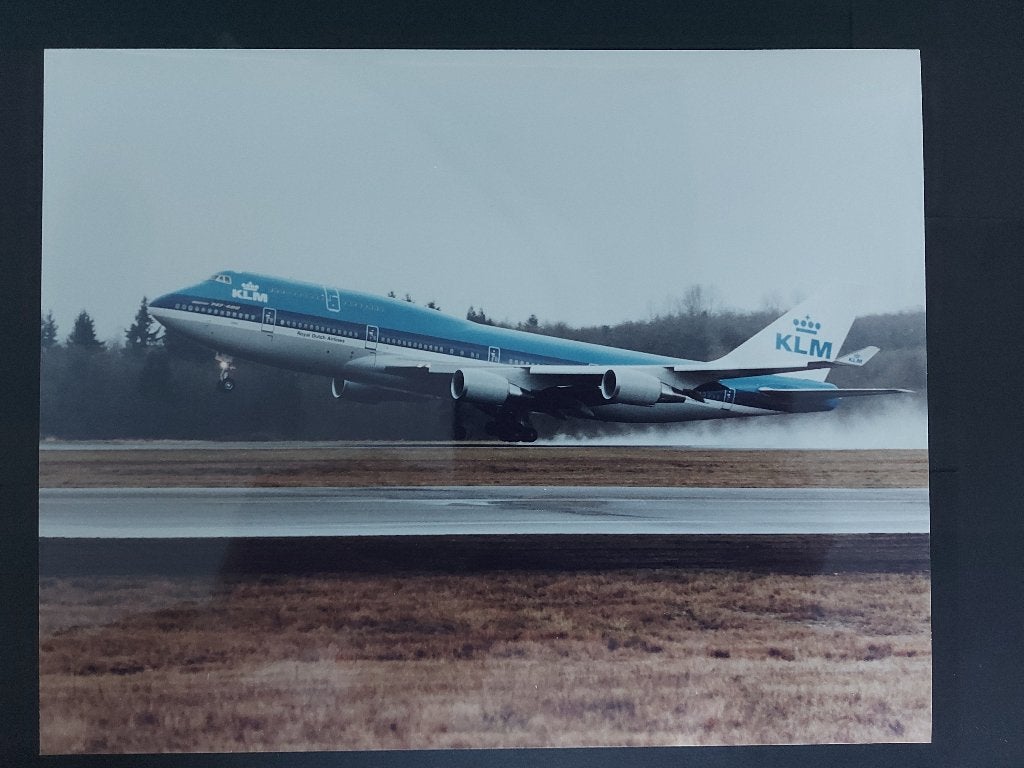 Foto van een opstijgende KLM Boeing 747 (F953), Verzamelen, Ophalen of Verzenden, Gebruikt, Kaart, Foto of Prent