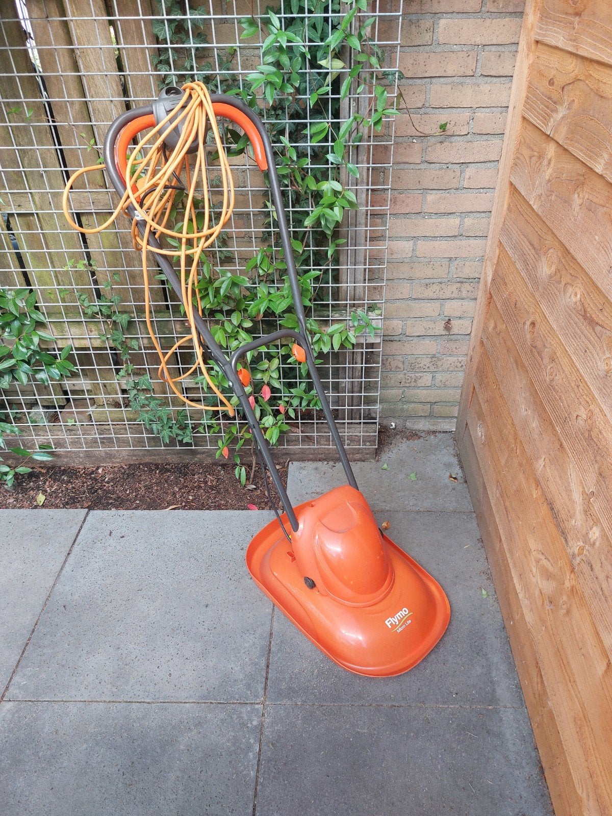 Flymo zweefmaaier M/LITE28 - Elektrische grasmaaier, Ophalen, Gebruikt, Elektrische grasmaaier, Minder dan 30 cm