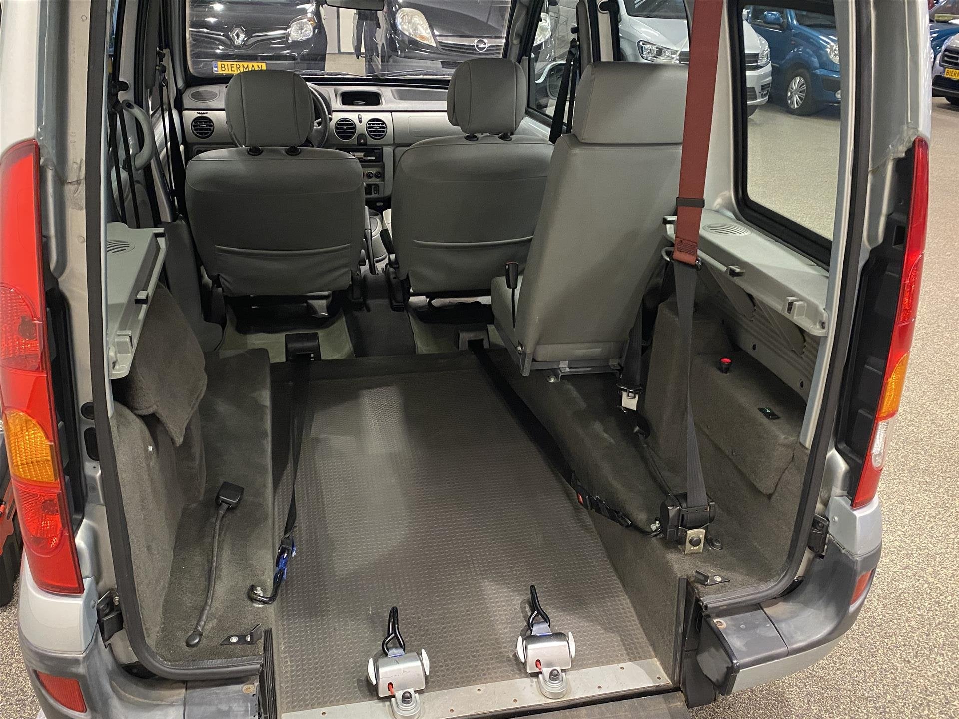 Renault Kangoo Rolstoelauto Automaat 3+1 (airco), Auto's, Automaat, Gebruikt, Leder en Stof, 49 €/maand