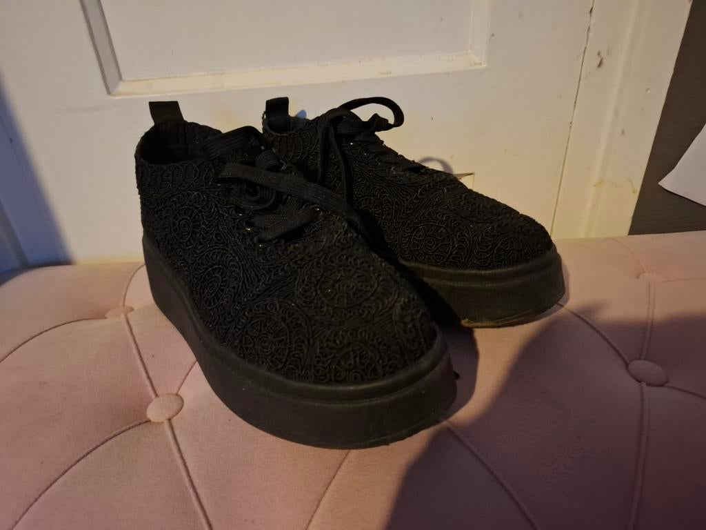 Zgan sneakers met kant maat 40, Zwart, Ophalen of Verzenden, Sneakers of Gympen, Zo goed als nieuw