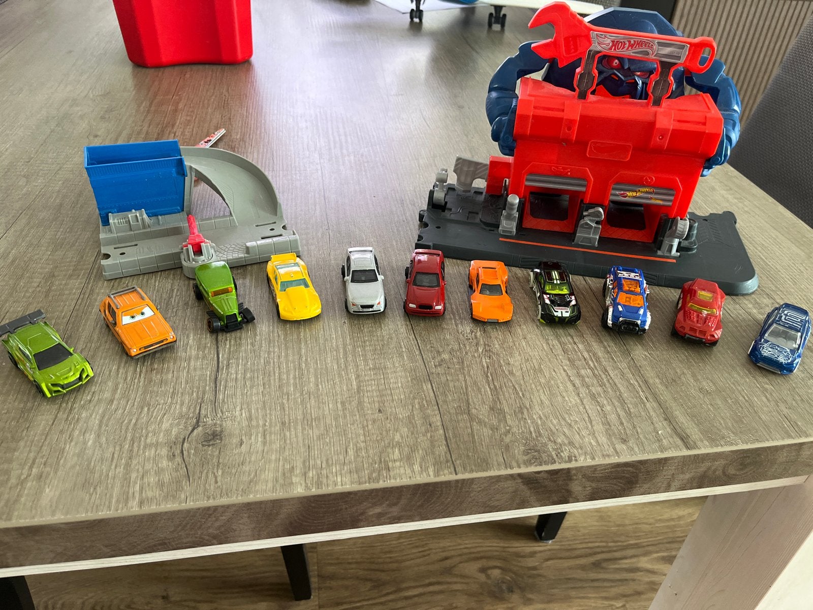 Hot Wheels speelset met 11 auto's en garage, Ophalen, Gebruikt
