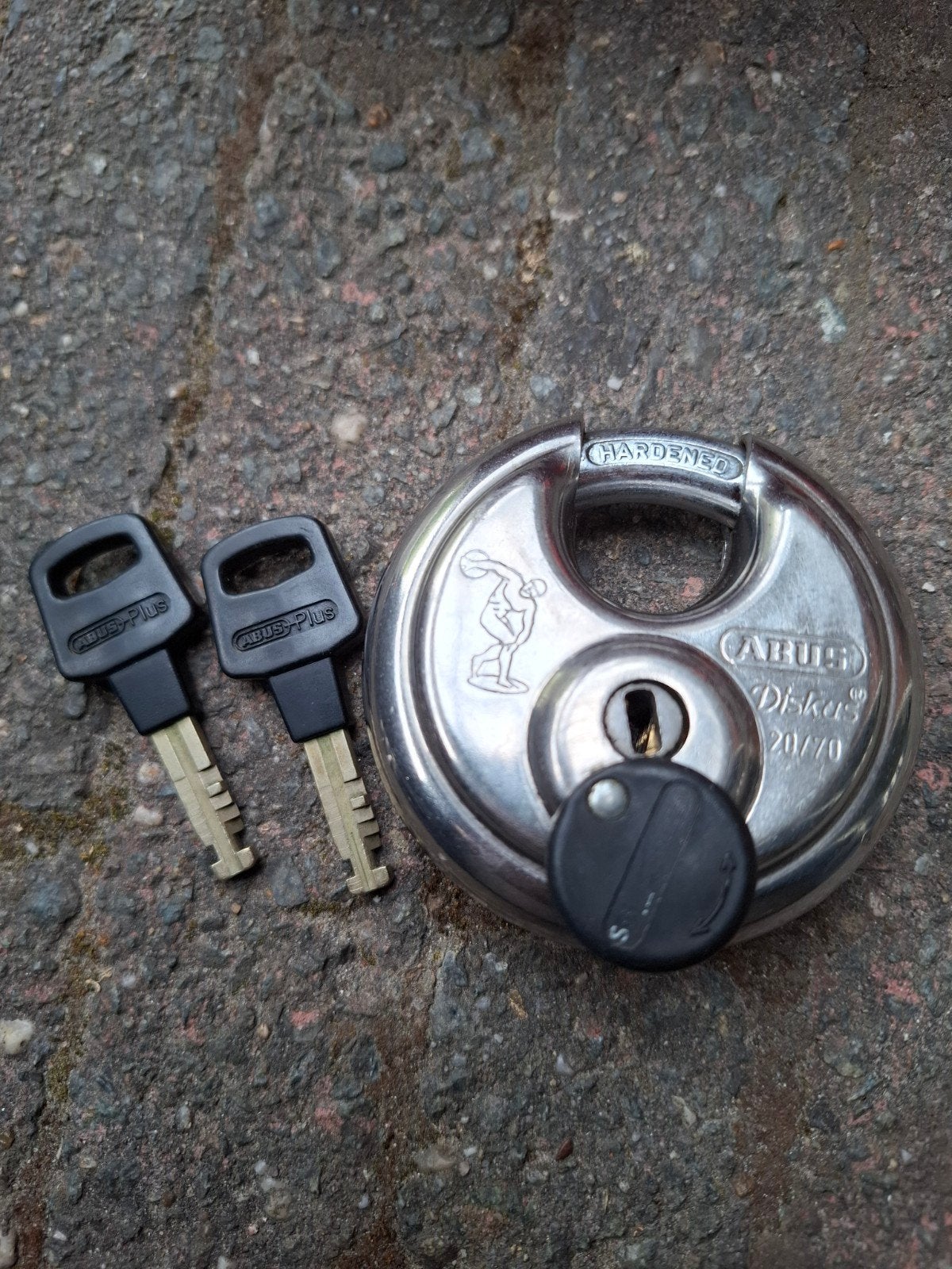 ABUS Diskus 20/70 Hangslot met 2 sleutels, Ophalen of Verzenden, Zo goed als nieuw, Overige fietssloten
