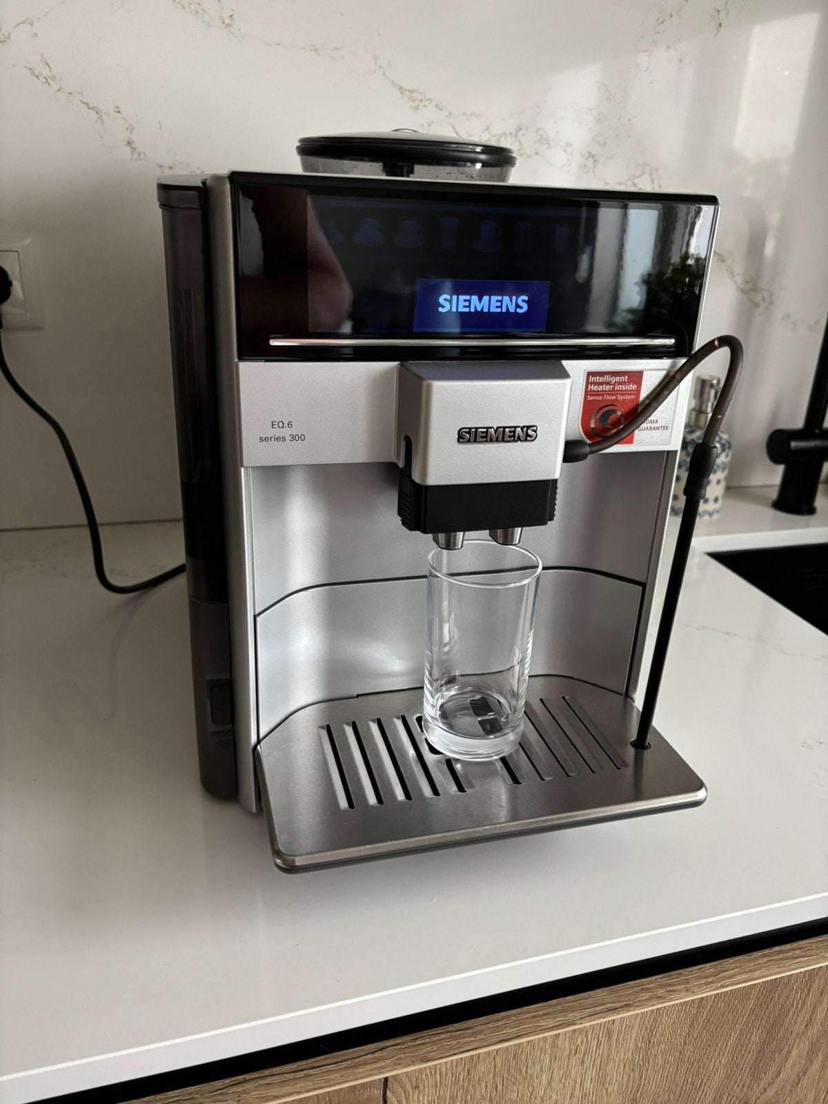Siemens EQ series 300 koffiemachine, Gebruikt, Koffiemachine, Koffiebonen, 2 tot 4 kopjes