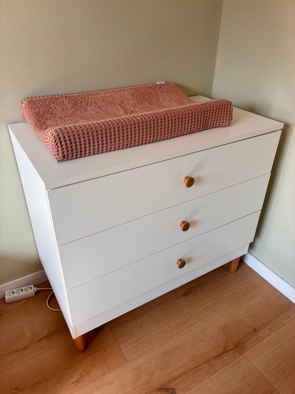Witte commode met 3 lades en houten knoppen, Kinderen en Baby's, Kinderkamer | Commodes en Kasten, Ophalen, Gebruikt, 50 tot 70 cm