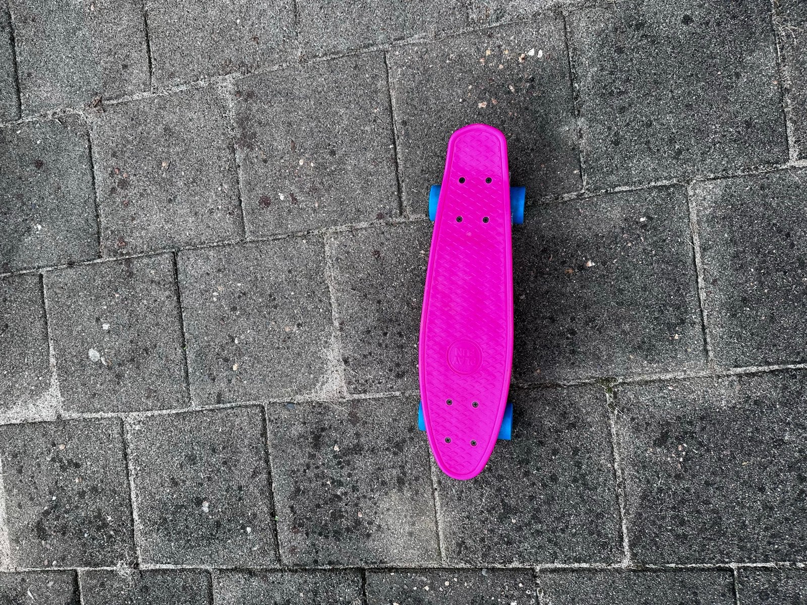 Roze Pennyboard Skateboard met Blauwe Wielen, Ophalen of Verzenden, Gebruikt, Skateboard