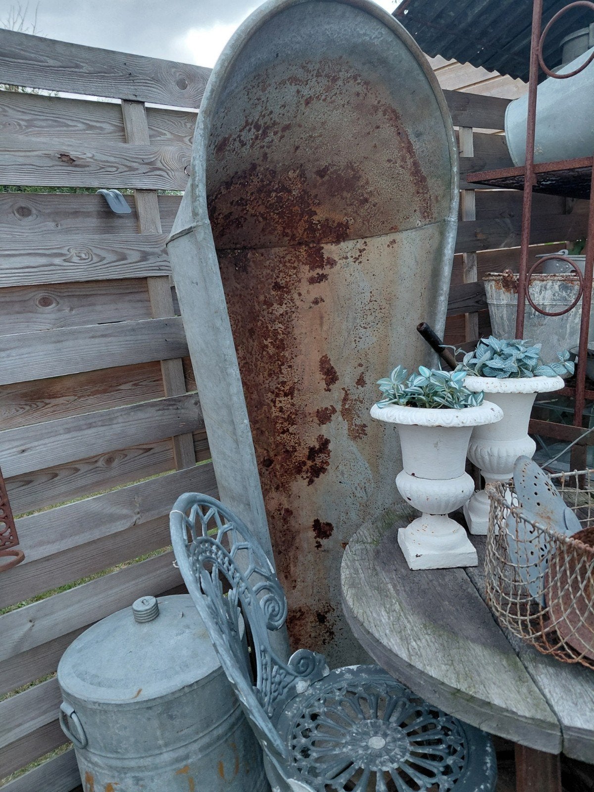 Groot oud zinken ligbad met afwaterings gaatjes, Ophalen