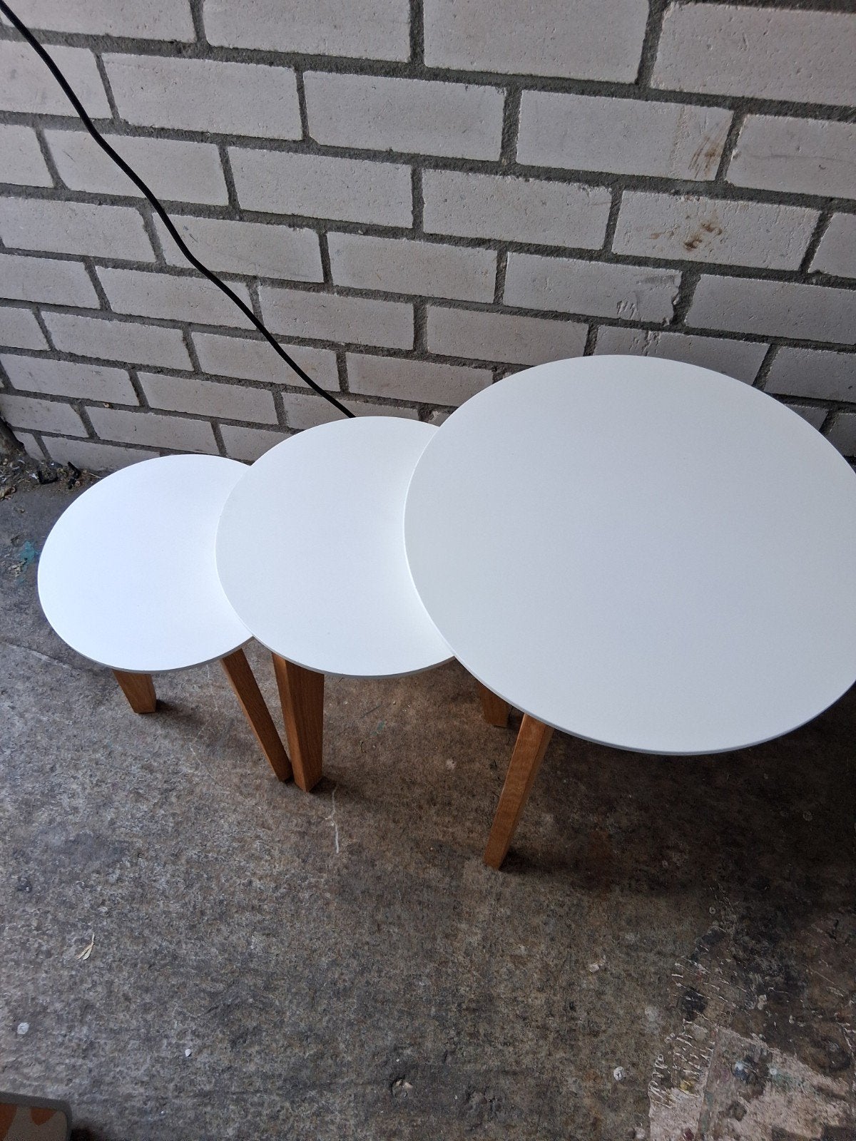 Set van 3 ronde bijzettafels - wit met houten poten, Huis en Inrichting, Tafels | Salontafels, Minder dan 50 cm, Gebruikt, Overige materialen