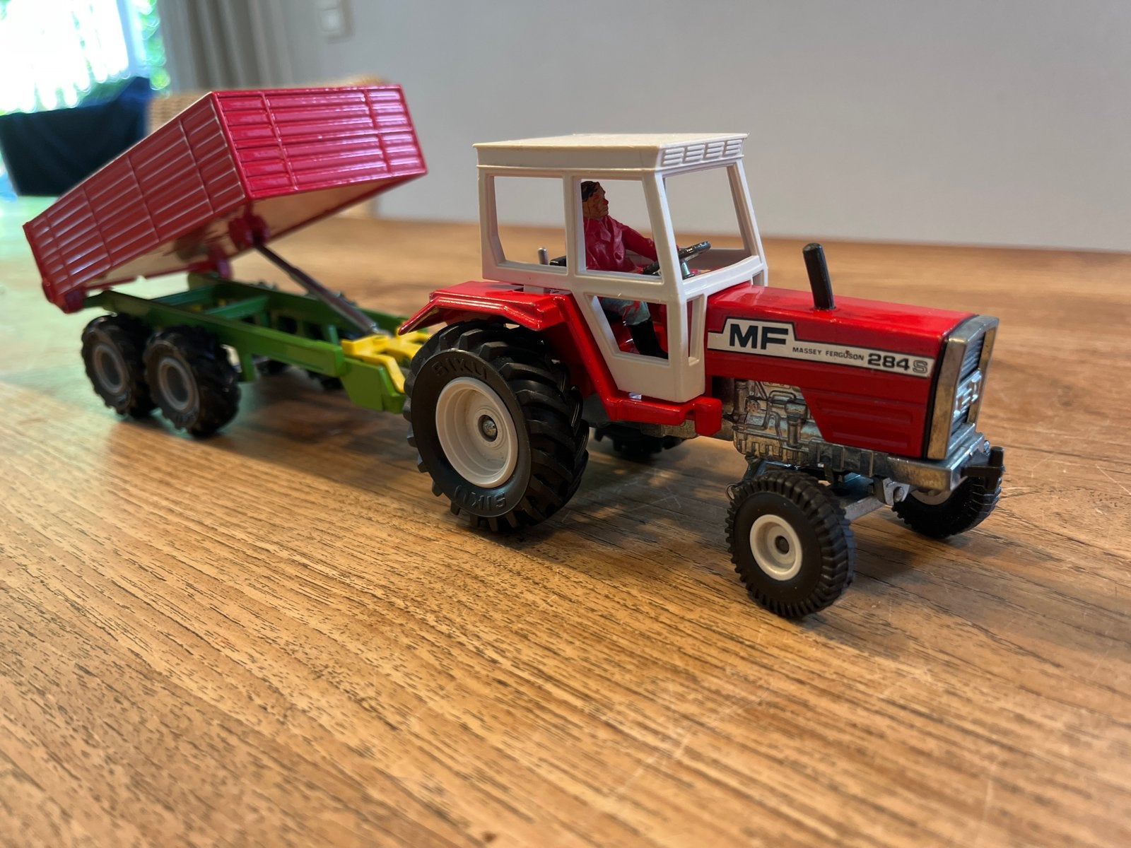 Siku Massey Ferguson 284S Tractor met aanhanger, Ophalen of Verzenden, Gebruikt