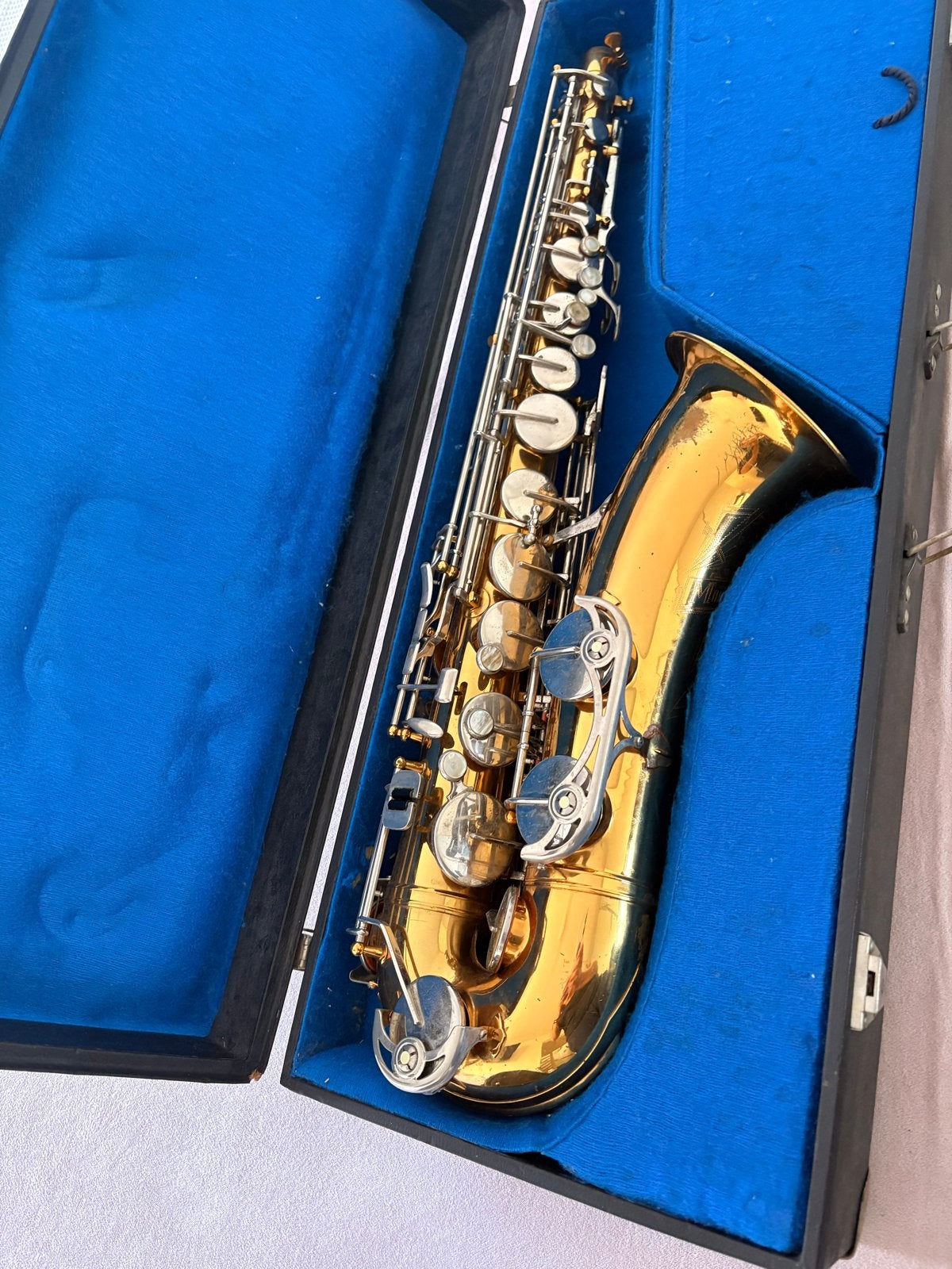 Tenor Vintage Saksafon met koffer - reparatie nodig, Muziek en Instrumenten, Blaasinstrumenten | Saxofoons, Ophalen of Verzenden