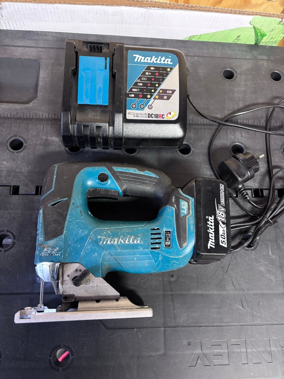 Makita Decoupeerzaag met accu 18v 5,0ah  en lader, Ophalen of Verzenden, Gebruikt, Decoupeerzaag