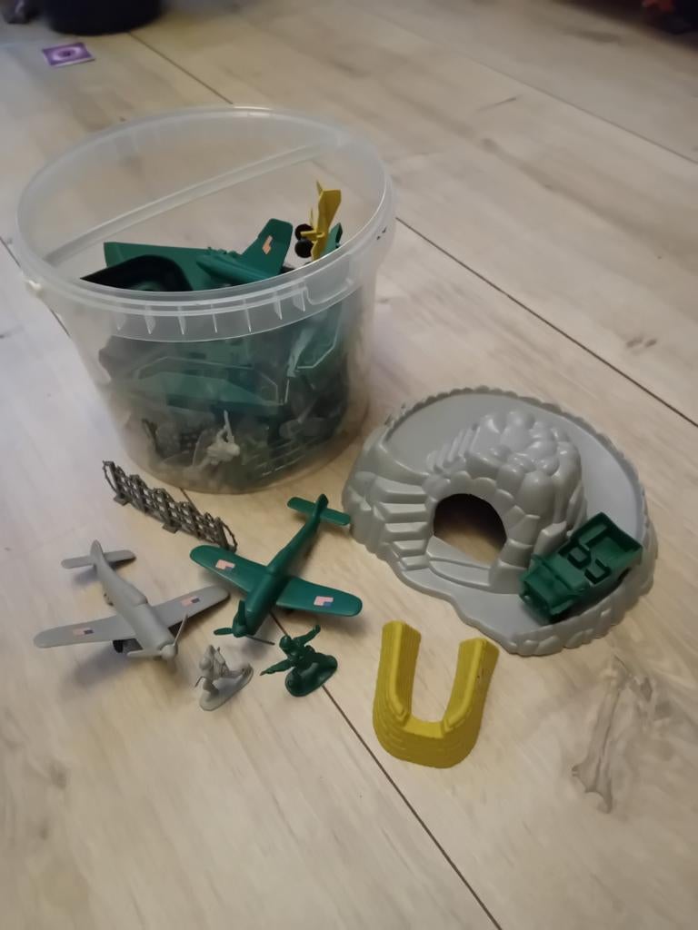 Bak vol leger poppetjes en wagen incl vliegtuigen, Ophalen of Verzenden