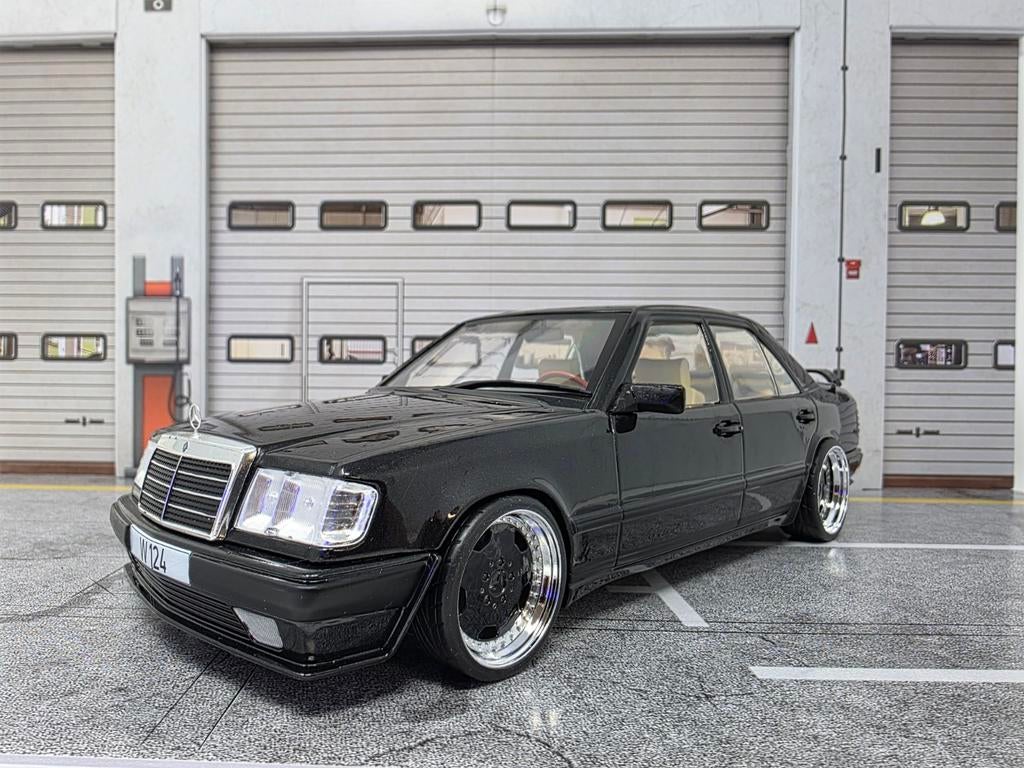 Mercedes W124 1:18 in OVP verlaagd op AMG velgen, Ophalen of Verzenden