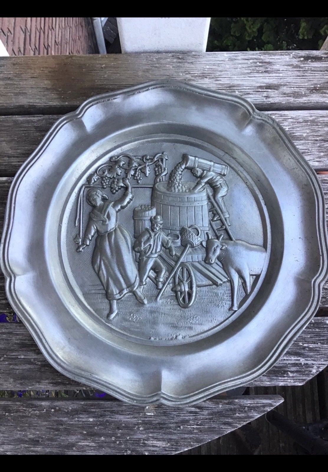 Een bord van tin, met tafereel van de druiven pluk / persen, Antiek en Kunst, Ophalen of Verzenden