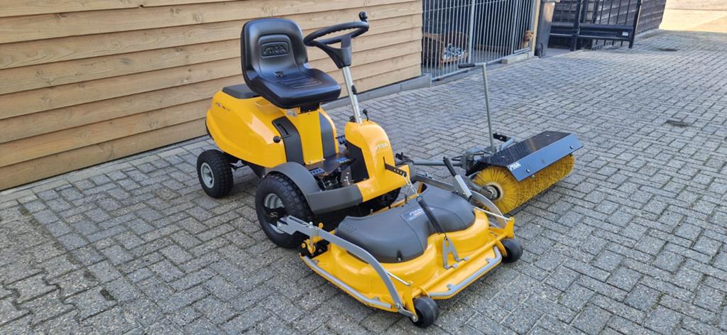 Stiga Villa 14 HST plus veegmachine.(Z.G.A.N), Ophalen of Verzenden, Minder dan 90 cm