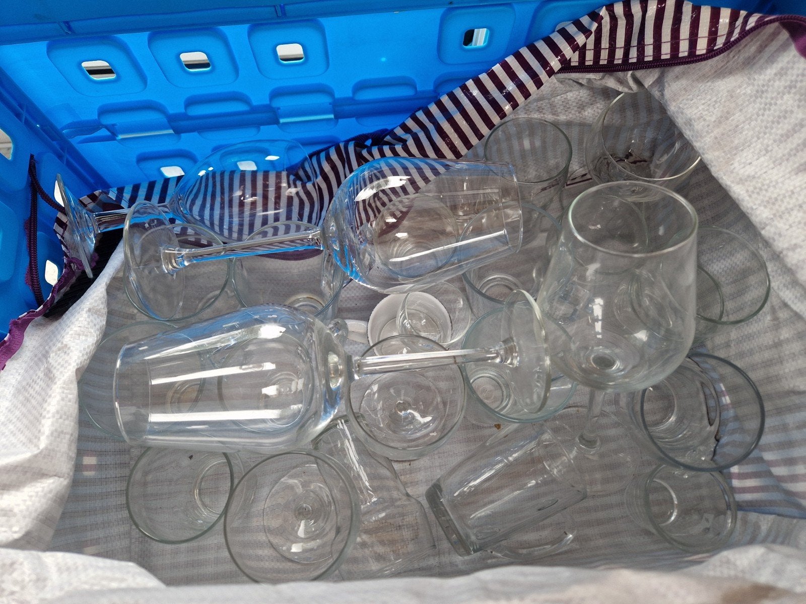 Krat vol glazen, Ophalen of Verzenden, Glas, Overige stijlen, Glas of Glazen
