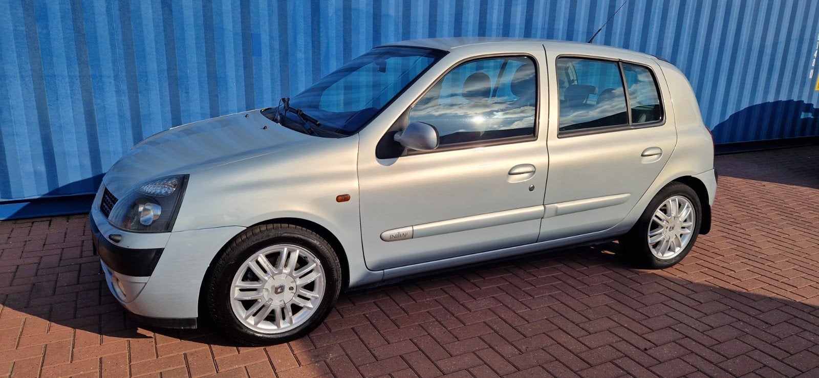 Renault Clio 1.6 16V Initiale  uitvoering AUT  Grijs dealer, Auto's, 40 €/maand, 4 cilinders, Dealer onderhouden, 107 pk