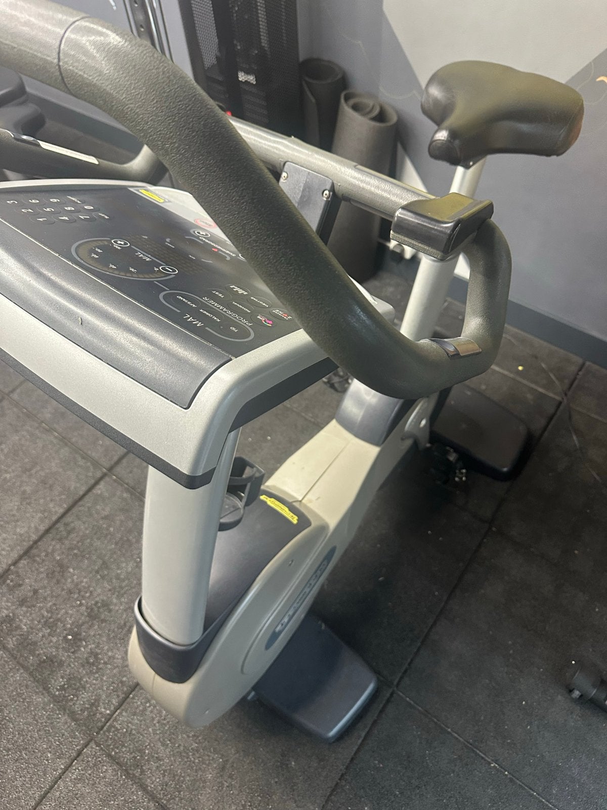 Technogym Excite 700 Upright Bike - Defect Toetsenpaneel, Ophalen, Gebruikt, Metaal, Benen