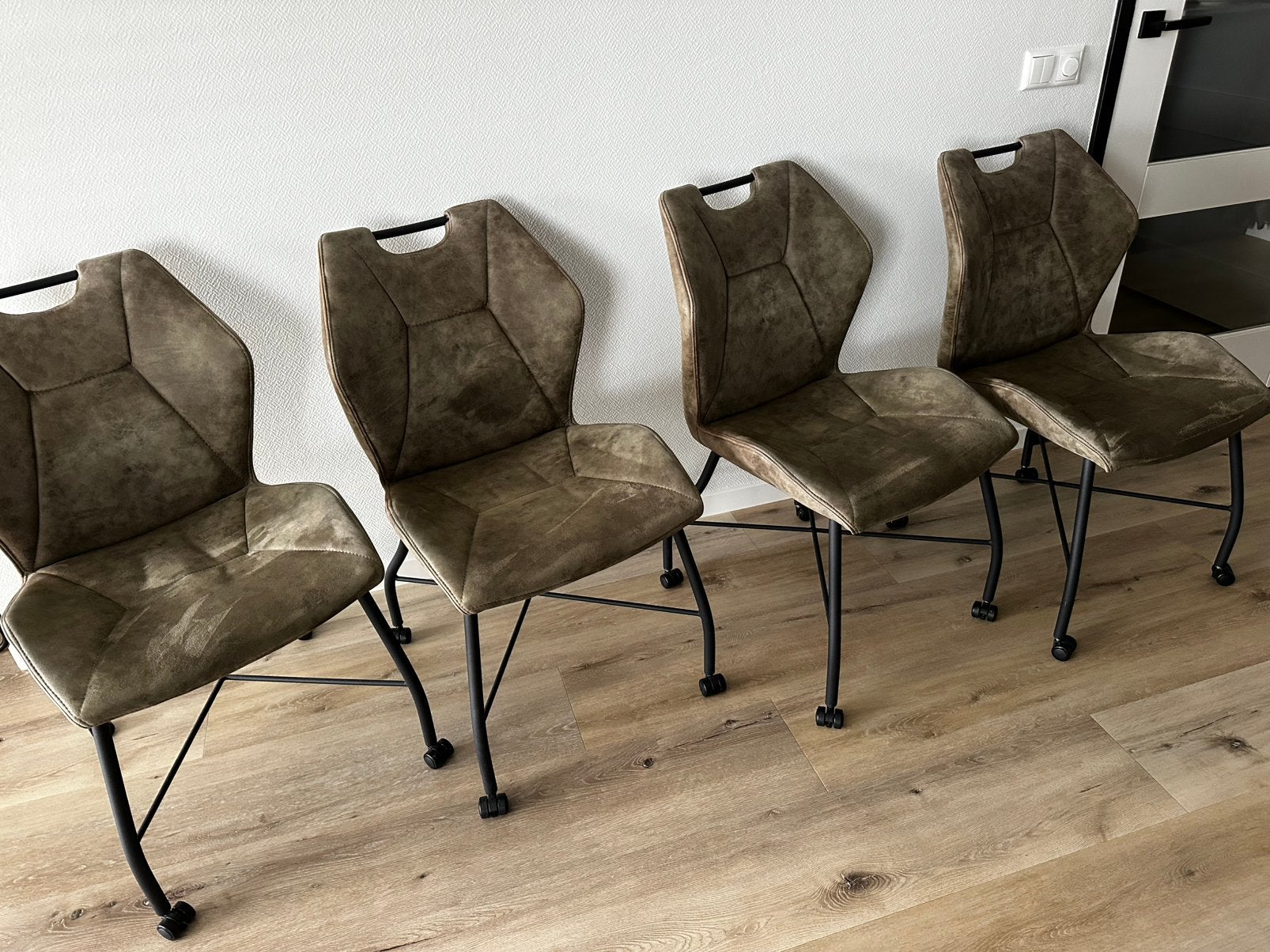 Vier eetkamerstoelen met alcantara groen bekleding, Huis en Inrichting, Stoelen, Ophalen, Overige kleuren, Zo goed als nieuw, Vier