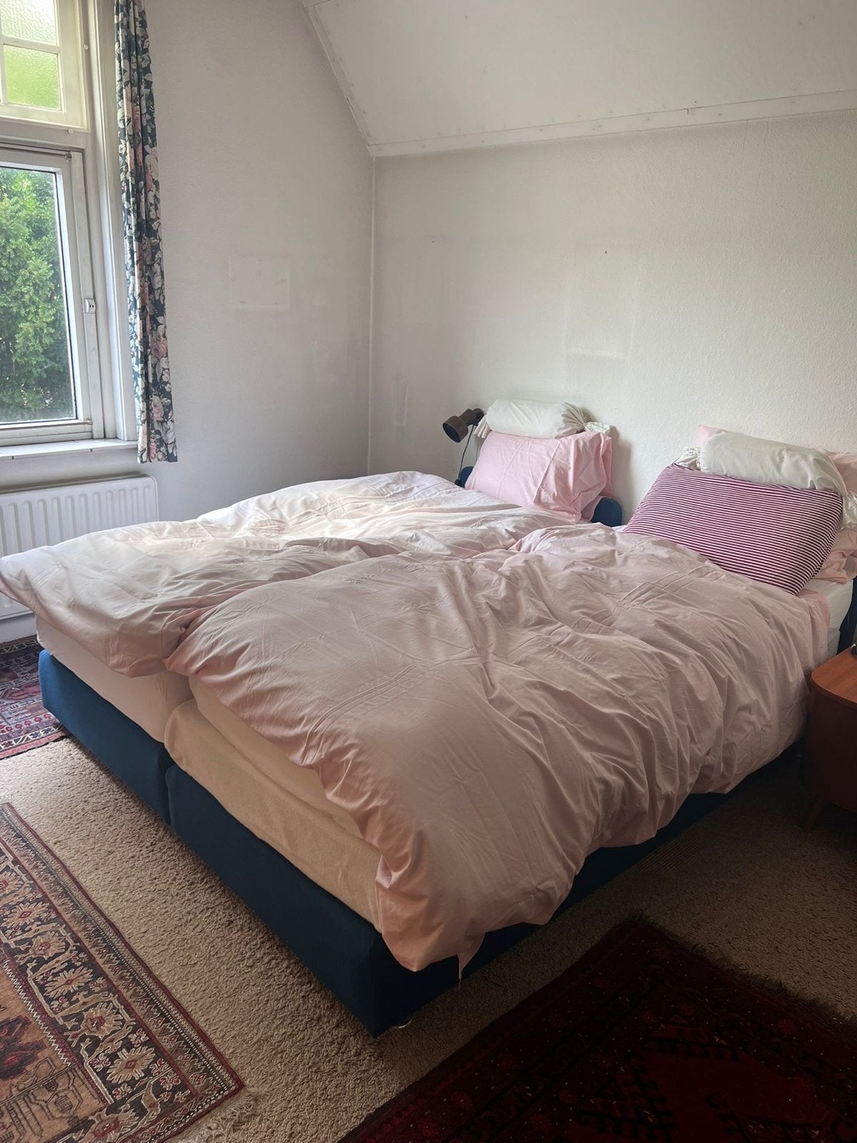 Twee blauwe boxspringbedden zonder matrassen, Ophalen, Gebruikt, 90 cm, Blauw