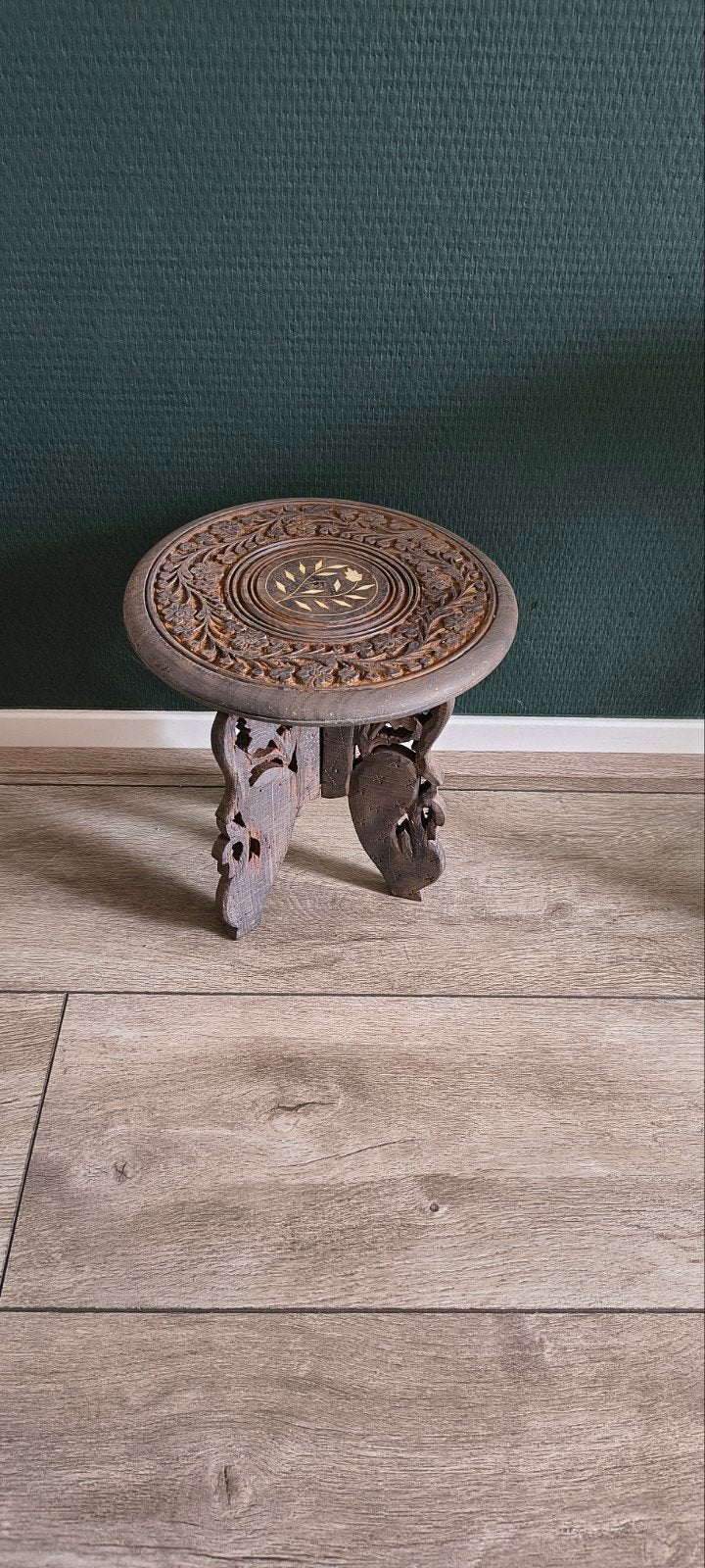 Antiek houten bijzettafeltje met houtsnijwerk en inleg, Antiek en Kunst, Antiek | Woonaccessoires, Ophalen of Verzenden
